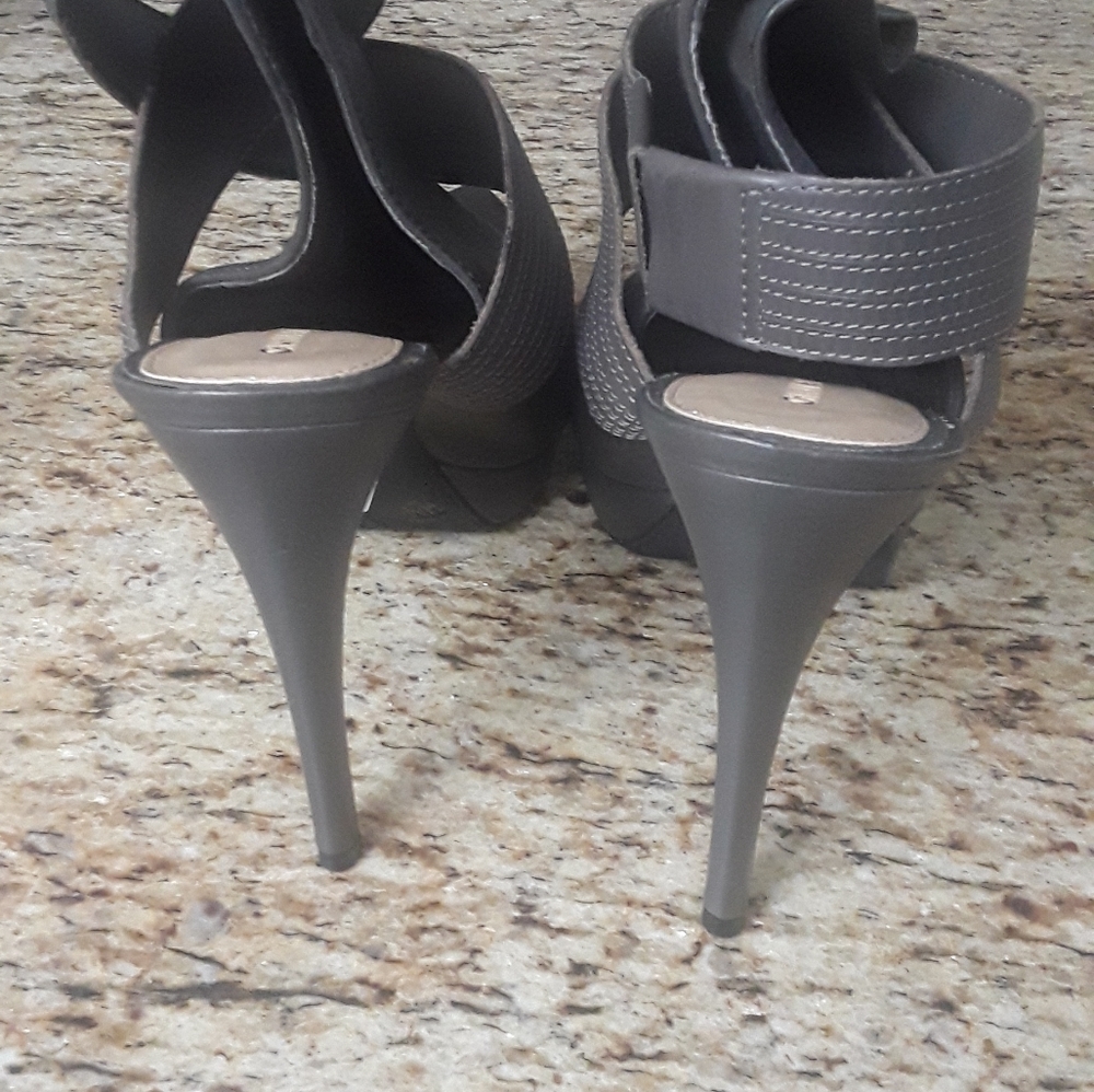 Womens Gray heels size 10 never been worn